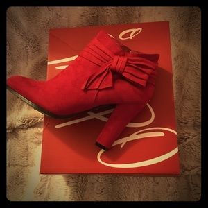 Scarlet red velvet boots with heel.